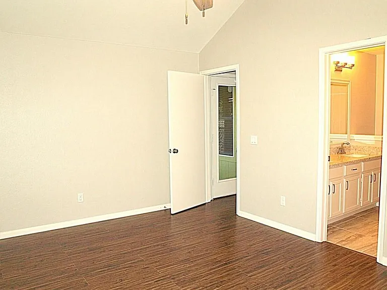 2200 Larston Ln — Photo 7