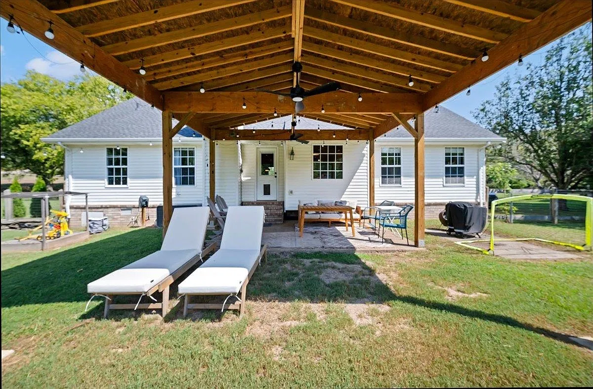 3 bed, 2.0 bath, $3,000 — Photo 2