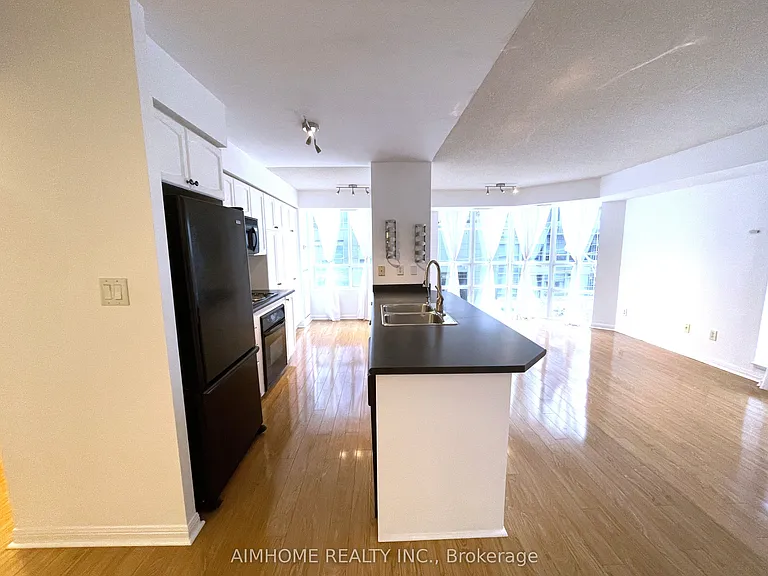 1000 King St W #317 — Photo 6