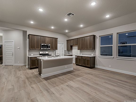 4th image of 21110 Chesnut Cove