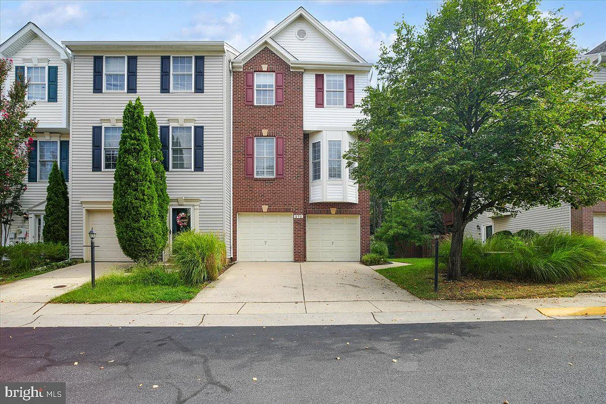 3 bed, 2.5 bath, 2076 sqft, $3,200 — Photo 1