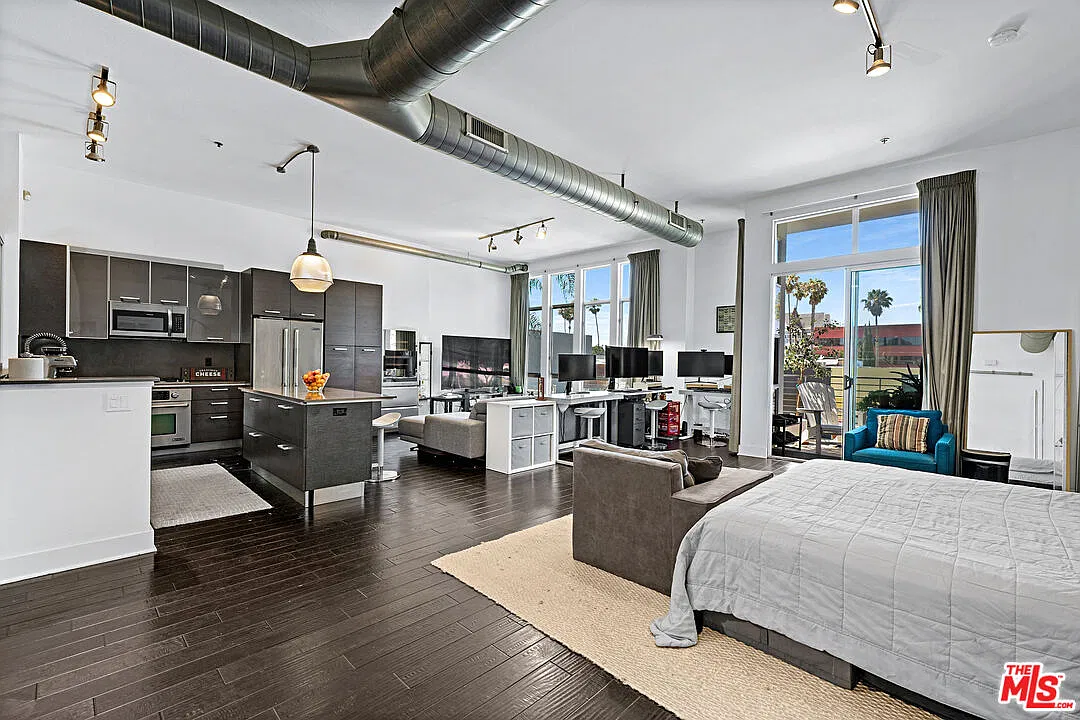 2 bed, 2.0 bath, 1200 sqft, $5,400 — Photo 2