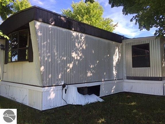 3rd image of 15295 Plymouth Ave