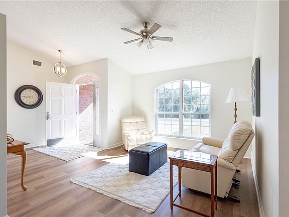 5th image of 601 Bartlett St