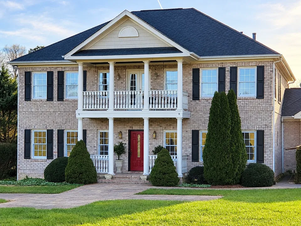 100 Southwind Ln
