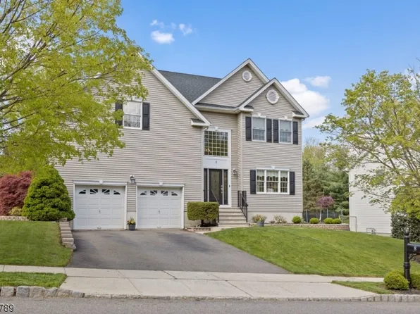 8 Fieldstone Dr, Clinton Town, NJ 08809