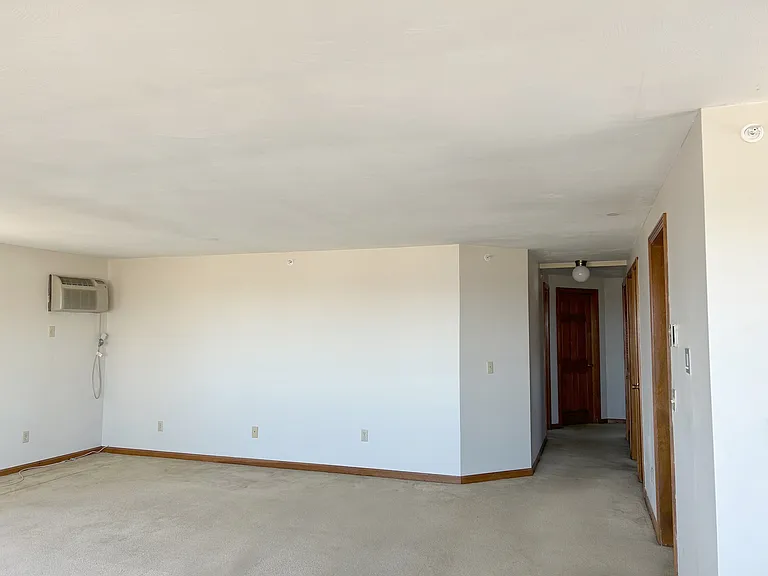 190 Kings Hwy — Photo 11