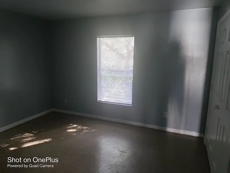 609 W 12th St — Photo 11