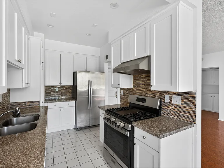 Woodman Ave Apartments — Photo 70