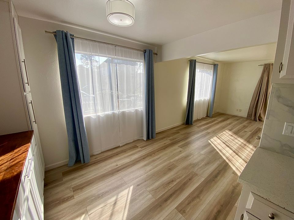 Open Dining Area.
Extra Built-in Counter space & Cabinets.