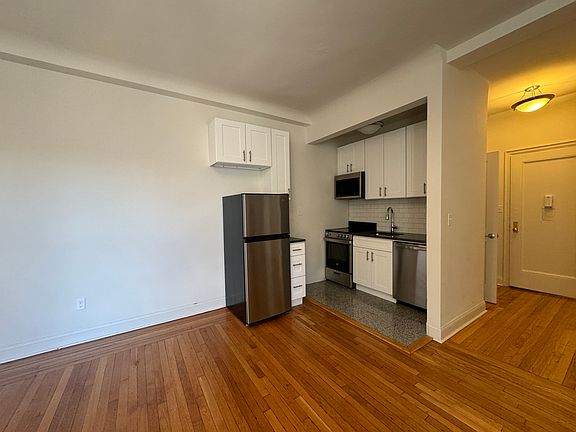 4th image of 515 Cathedral Pkwy #6C