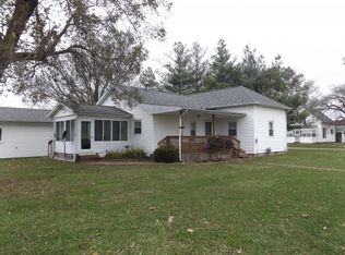 402 S Vine St, Stewardson, IL 62463