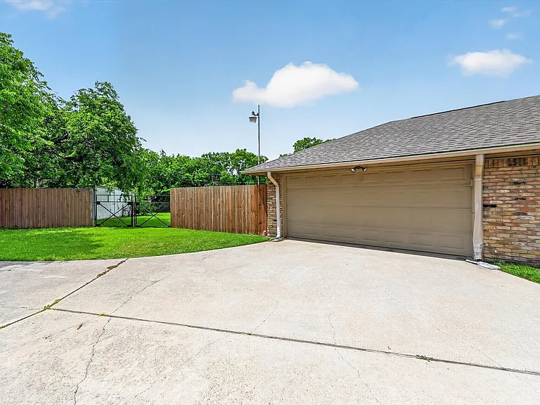 3921 Timberidge Dr — Photo 24
