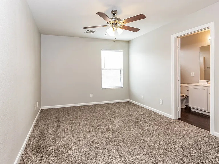 2845 Woodland Park Ave — Photo 8