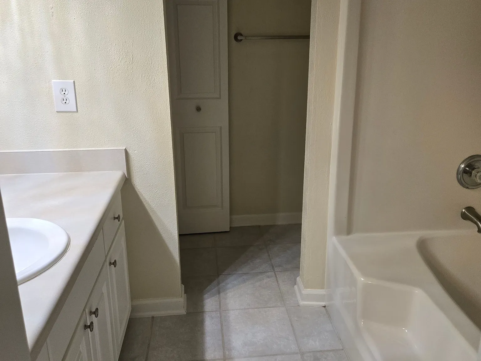 2 bed, 2.5 bath, 1358 sqft, $1,650 — Photo 4