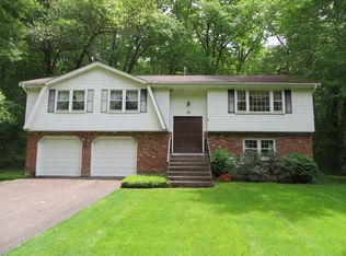 18 Burnwood Dr, Bloomfield, CT 06002