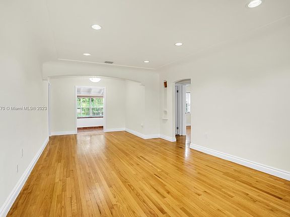 3rd image of 29 Malaga Ave