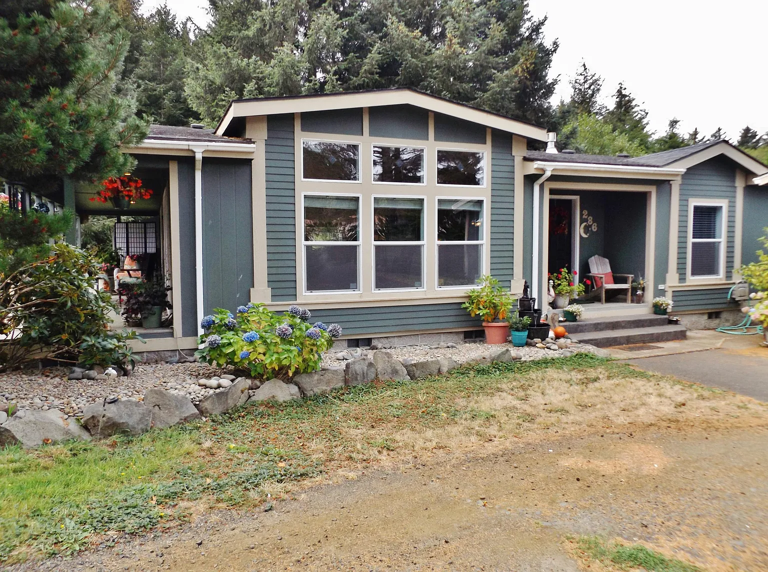 286 NE Evergreen Ln photo 1