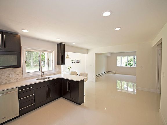 4th image of 45 Patricia Ln