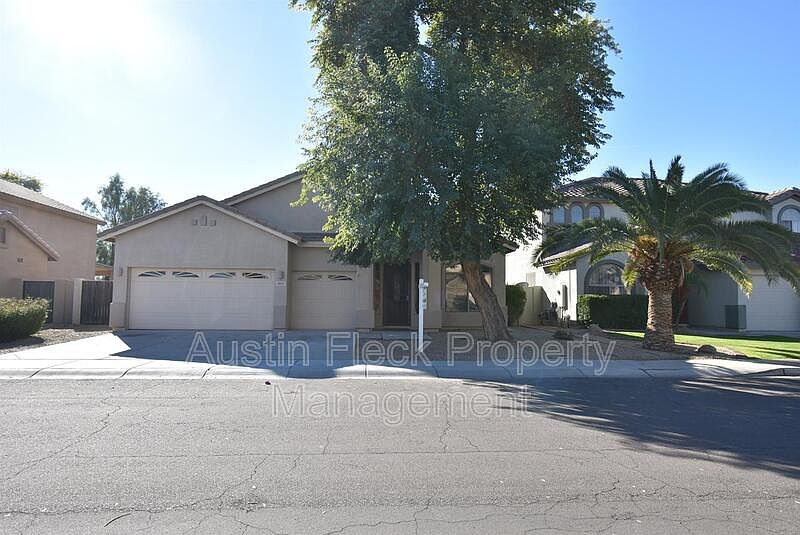 1st image of 2641 E Augusta Ave