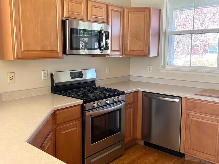 732 Founders Ave — Photo 2