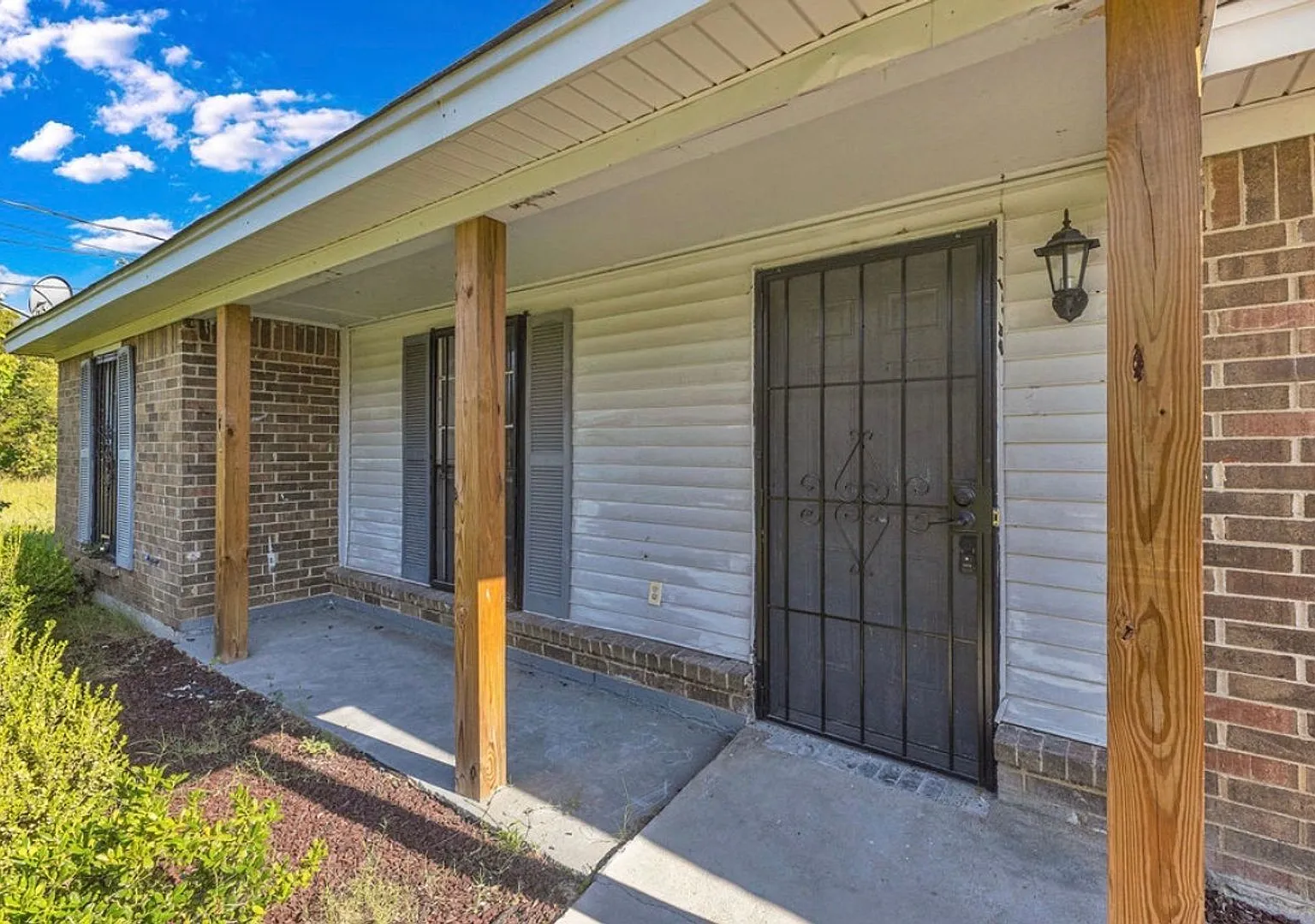 701 Southlawn Dr — Photo 2