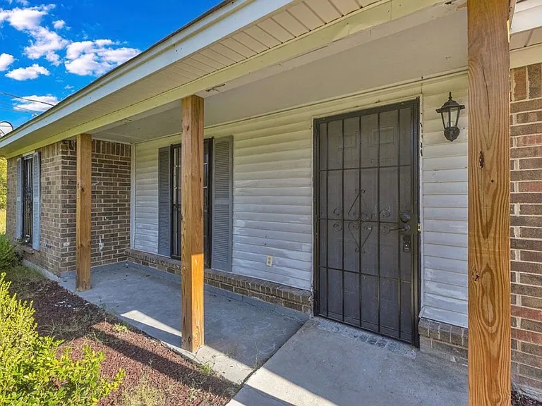 701 Southlawn Dr — Photo 2