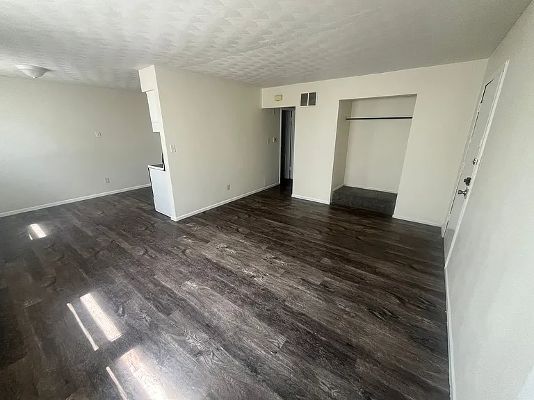636 W 63rd St — Photo 2