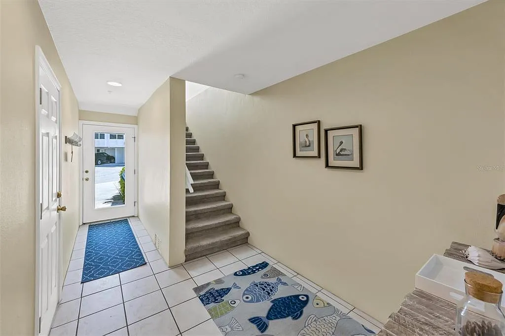 3 bed, 3.0 bath, 1590 sqft, $5,200 — Photo 2