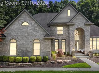 7177 S Oak Ct W, West Bloomfield, MI 48323