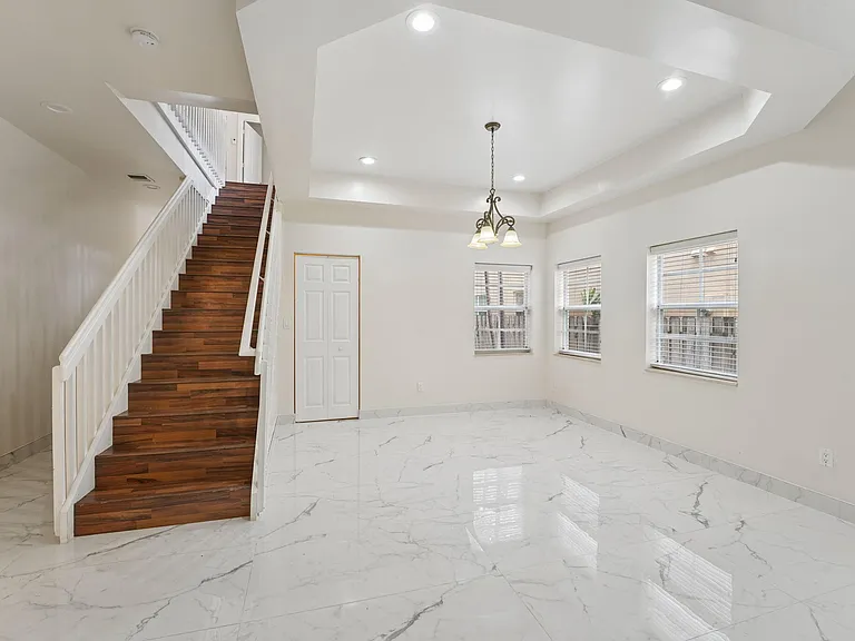 819 SW 7th Ave — Photo 8