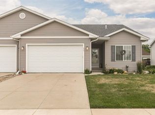 255 Ridgewood Dr, Hiawatha, IA 52233