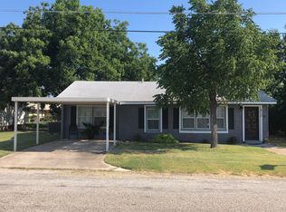 810 E Wichita St, Henrietta, TX 76365