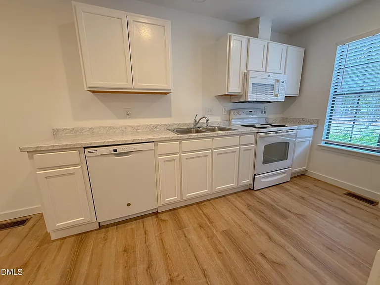 4247 The Oaks Dr — Photo 8