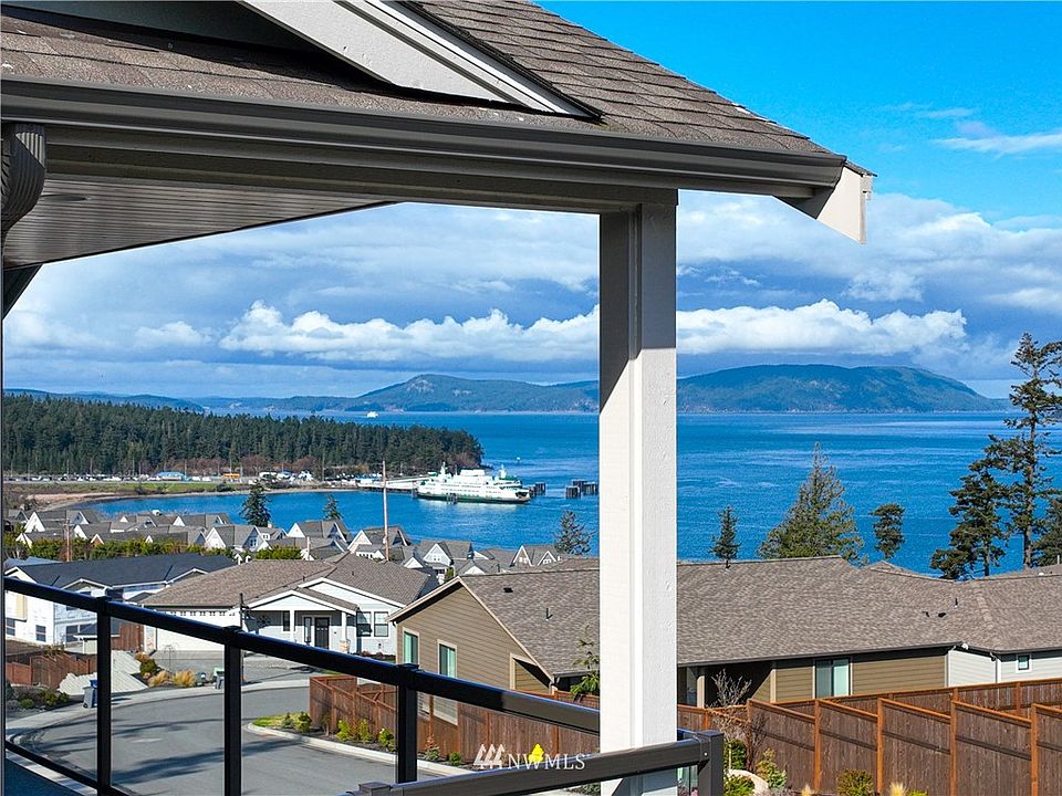 Enjoy amazing up close views of Guemes Channel, Islands and Washington State Ferry Terminal.  Anacortes living at its finest!