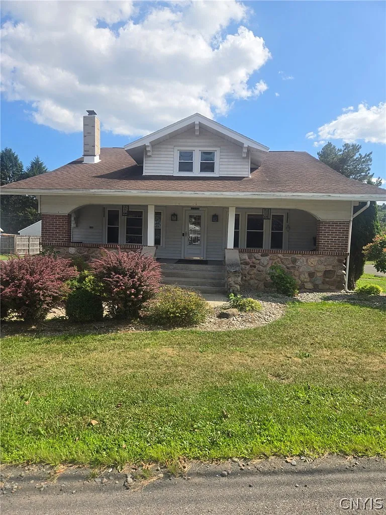 4 bed, 1.0 bath, 3894 sqft, $3,000 — Photo 1