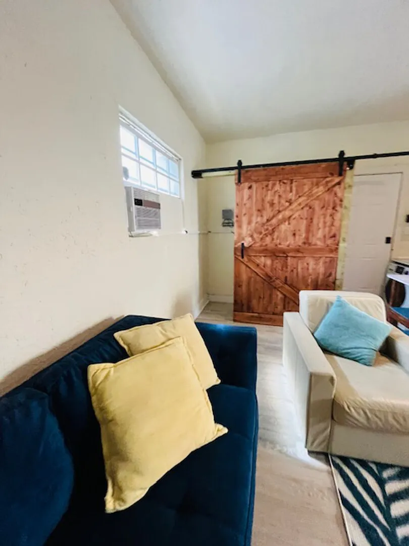 Private Suite w/Pool access close to Holy Cross and Las Olas — Photo 4