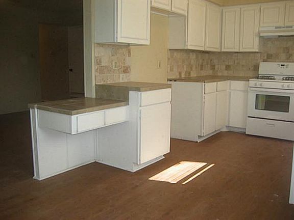 5th image of 2705 Starcrest Ln