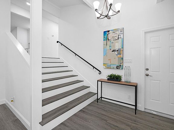 3rd image of 125 Skyline Court