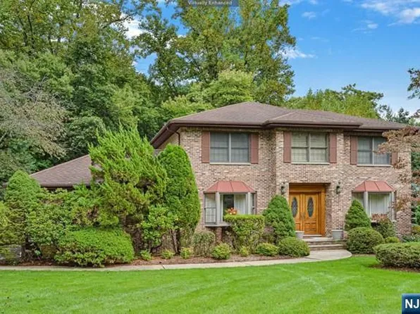 81 Carnot Ave, Woodcliff Lake, NJ 07677