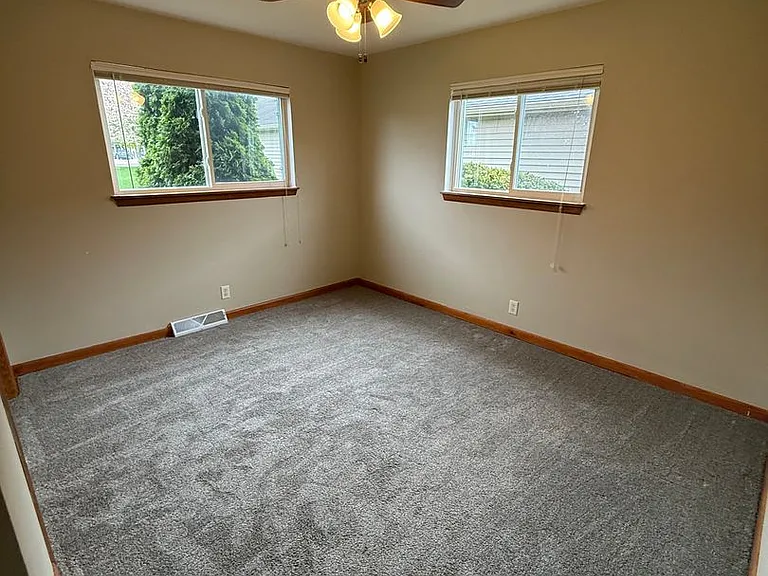 Evergreen Terrace Apartments — Photo 19
