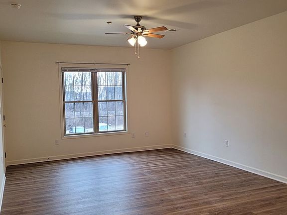 4th image of 670 Bassett Dr #2B