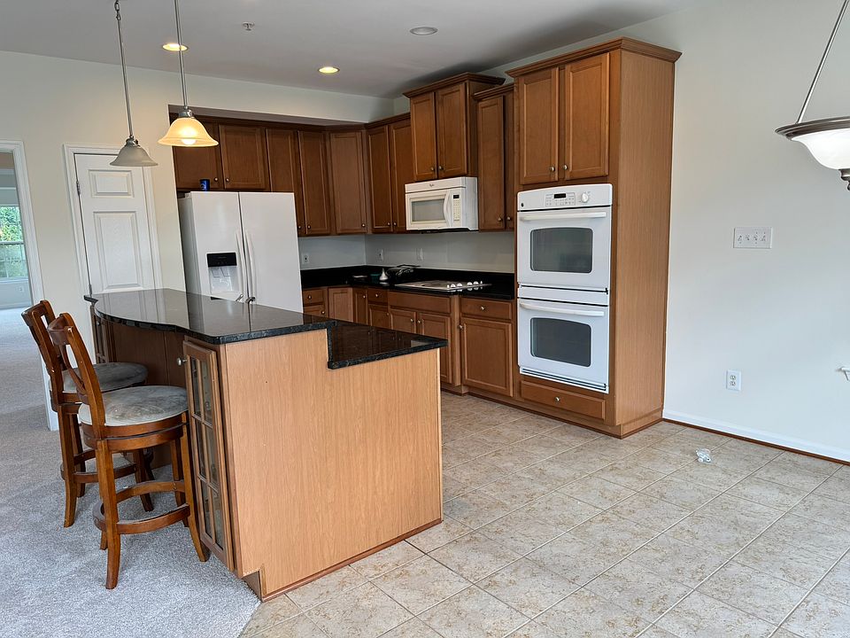 Kitchen w/ Breakfast Area