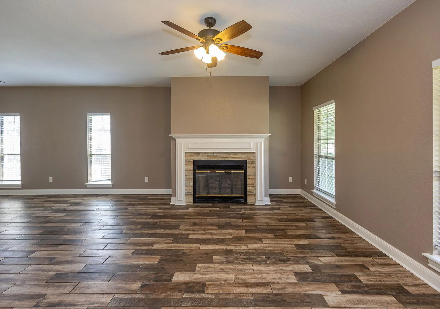 Spacious 6-Bedroom Beaumont Home with 3 Baths & 2-Car Garage — Photo 4
