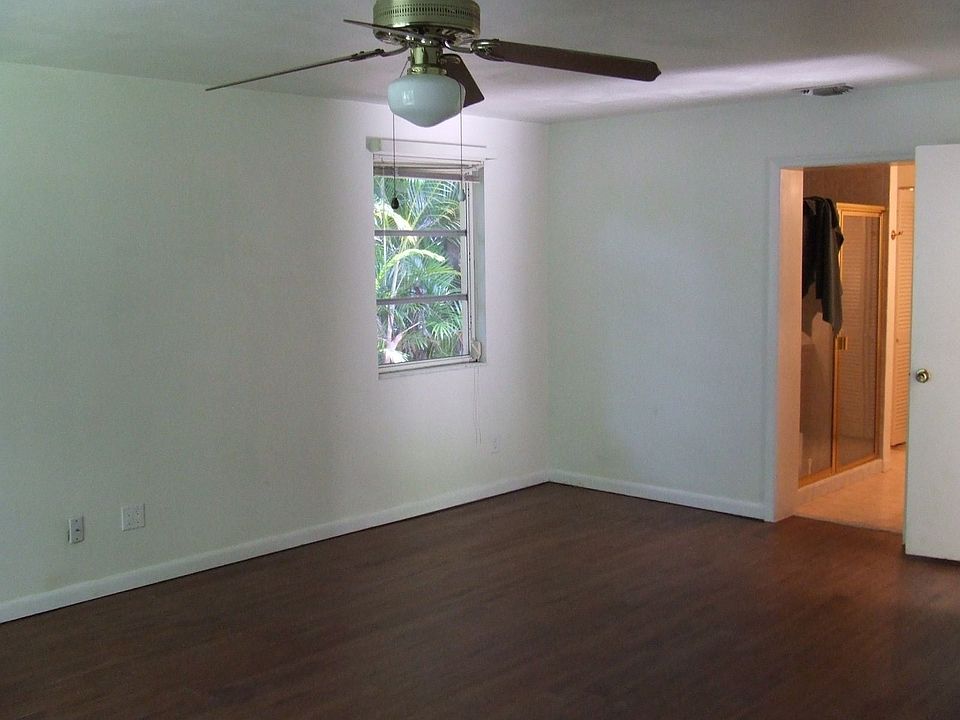 Master Bedroom 16 x 16