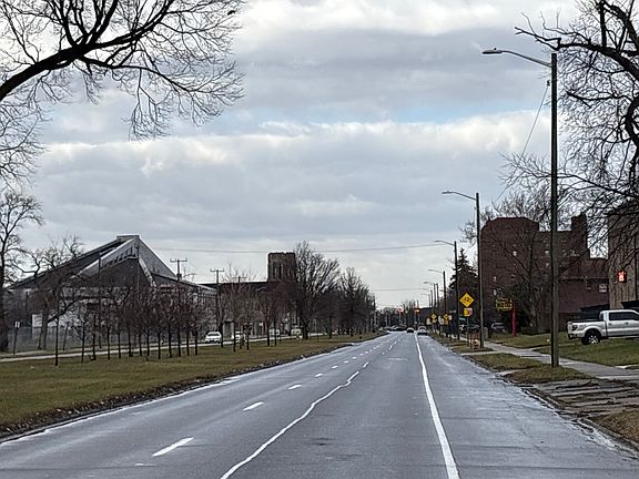 4th image of 2425 W Grand Blvd