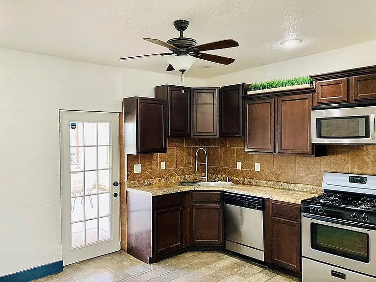 104 E Waco St — Photo 6