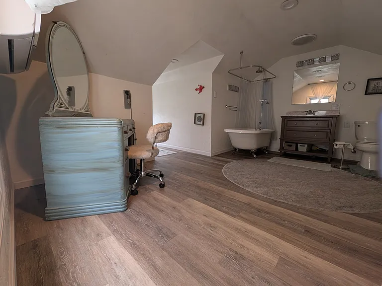 3rd floor: bathroom 2