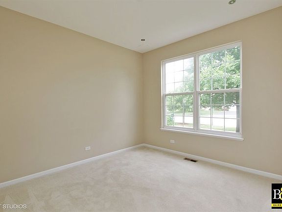 2nd image of 2615 W Autumn Dr