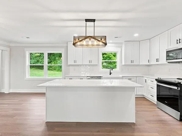 1013 Blue Dan Ln, Yadkinville, NC 27055